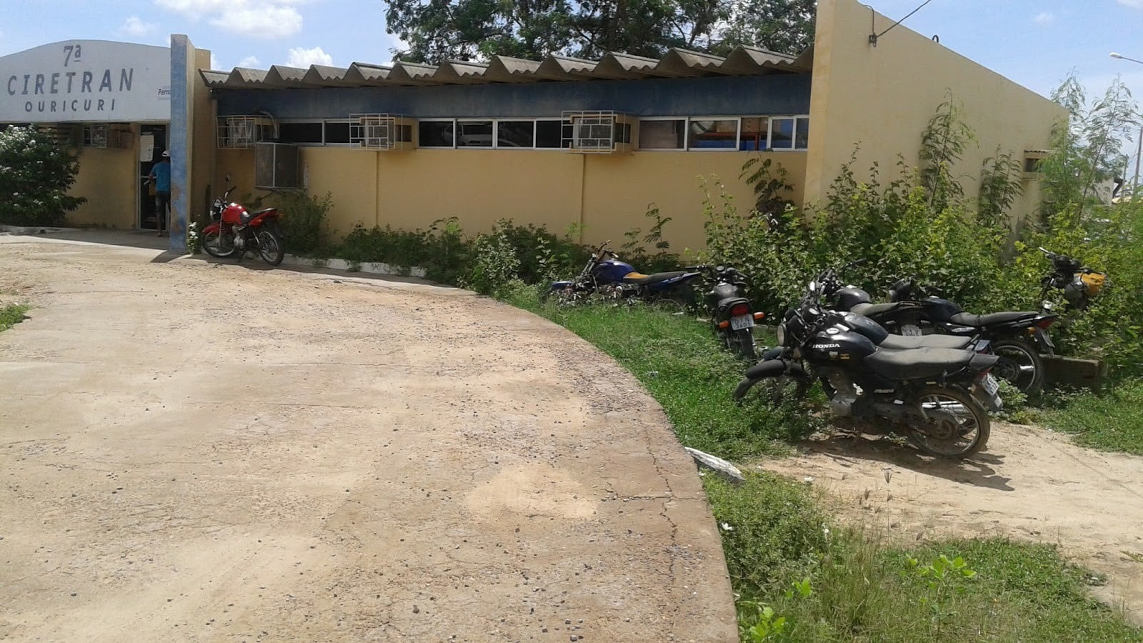 O Departamento Estadual de Trânsito de Pernambuco possui dezenas de unidades de atendimento.